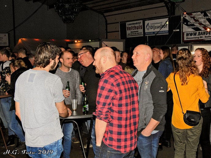 Normaal fans Dalfsen overhandigen cheque aan natuurboerderij.