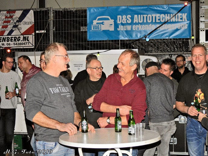 Normaal fans Dalfsen overhandigen cheque aan natuurboerderij.