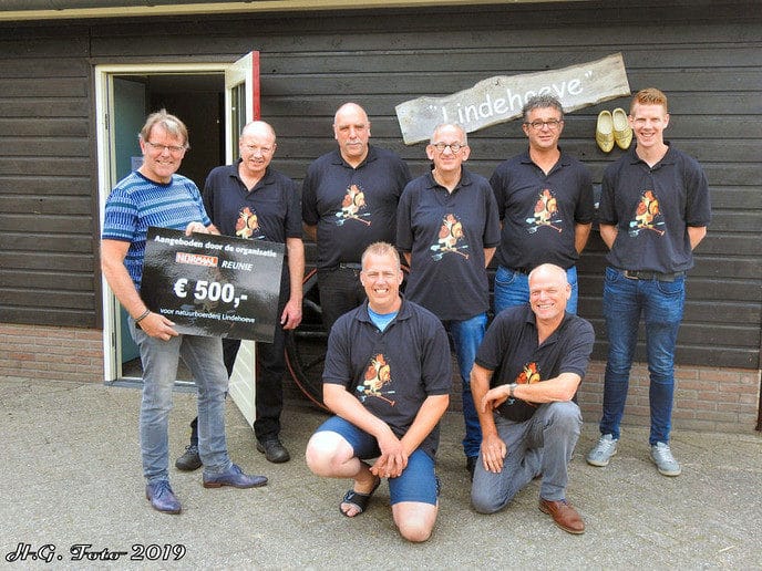 Normaal fans Dalfsen overhandigen cheque aan natuurboerderij.