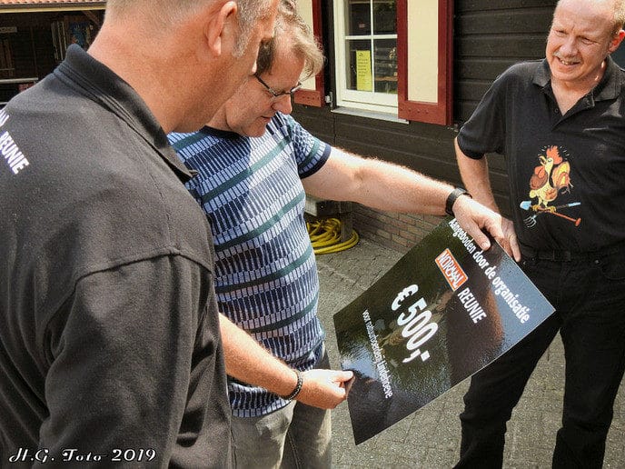 Normaal fans Dalfsen overhandigen cheque aan natuurboerderij.