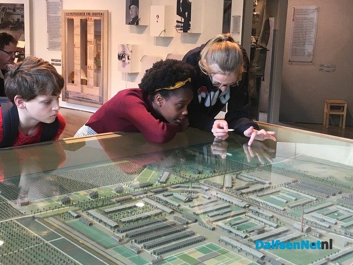 Leerlingen bezoeken Westerbork - Foto: Ingezonden foto