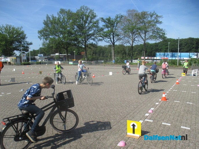 Basisschool leerlingen krijgen uitleg tijdens fietstraining - Foto: Ingezonden foto