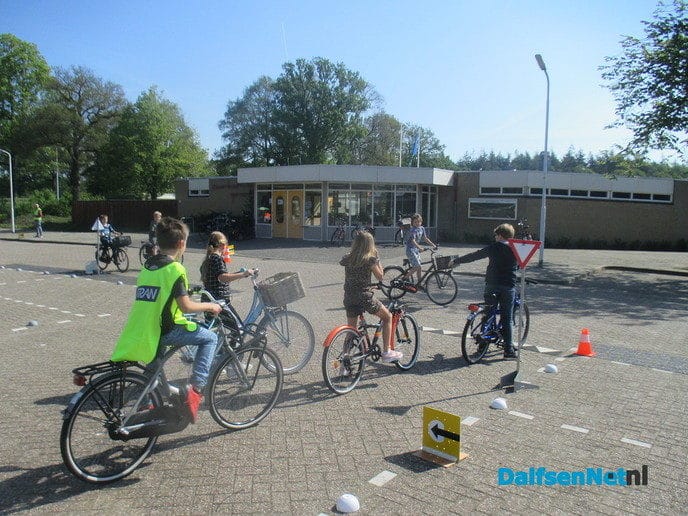 Basisschool leerlingen krijgen uitleg tijdens fietstraining - Foto: Ingezonden foto