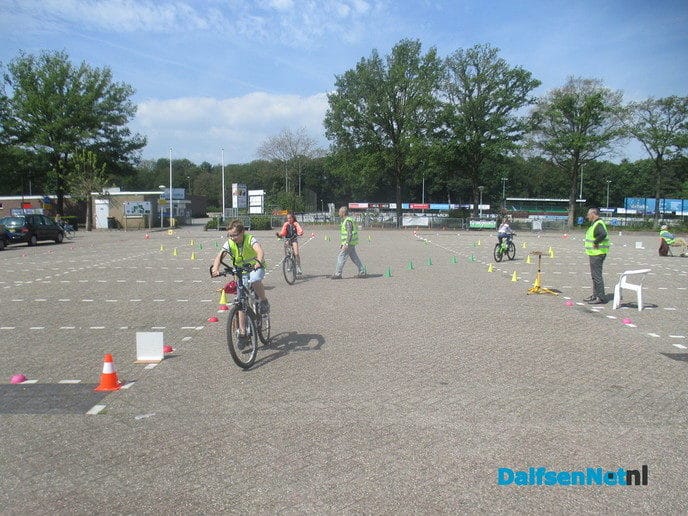 Basisschool leerlingen krijgen uitleg tijdens fietstraining - Foto: Ingezonden foto