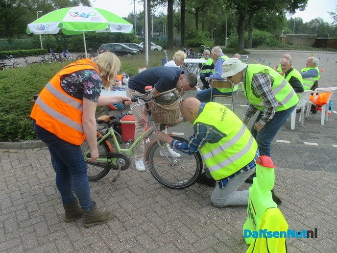Basisschool leerlingen krijgen uitleg tijdens fietstraining - Foto: Ingezonden foto