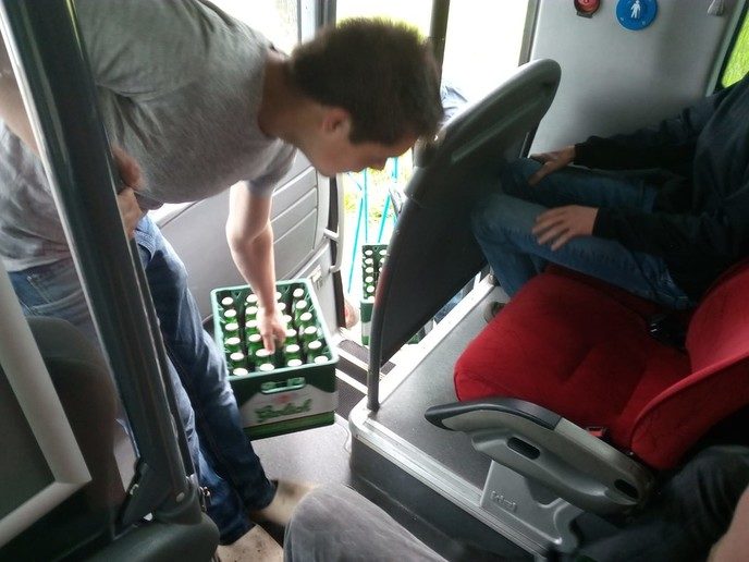 Bussen met høkers onderweg naar Normaal, met Update 2
