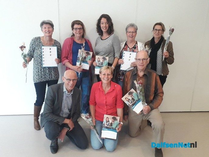 Taalvrijwilligers ontvangen certificaat - Foto: Ingezonden foto