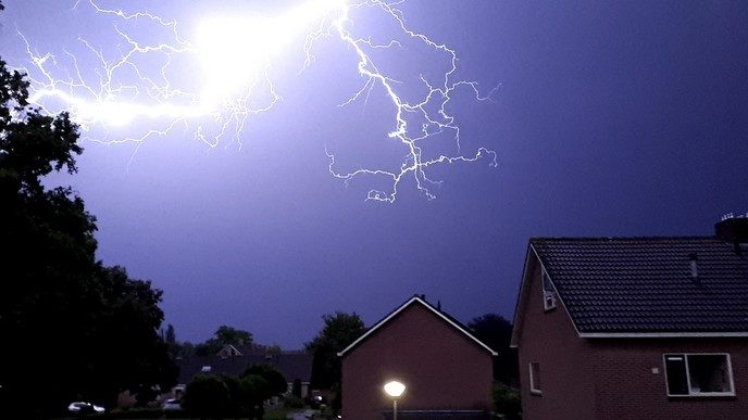 Bliksem boven Dalfsen - Foto: Ingezonden foto