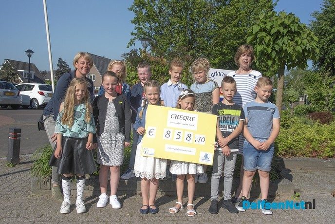 Geld voor voedselbank Dalfsen - Foto: Ingezonden foto