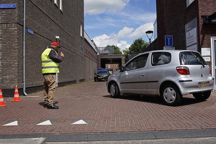 Auto’s rijden door magazijn Albert Heijn - Foto: Paul Scholten