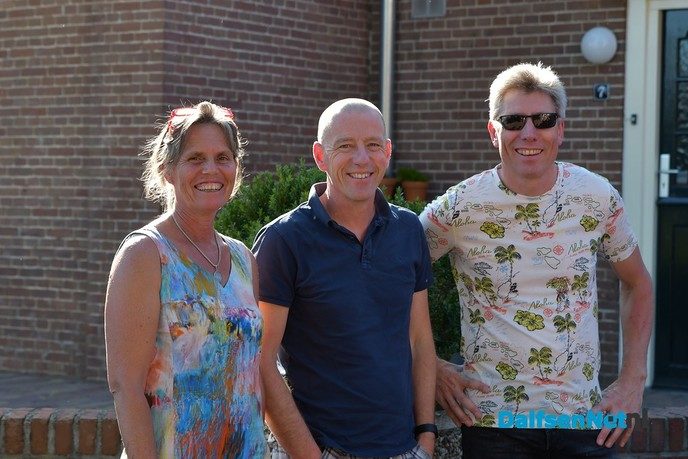 Kinderen vullen de gieter en geven het startsein voor de kermis in Hoonhorst - Foto: Johan Bokma