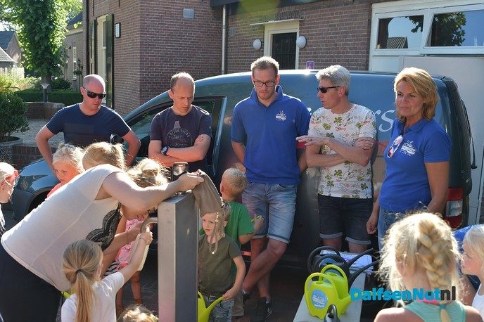 Kinderen vullen de gieter en geven het startsein voor de kermis in Hoonhorst - Foto: Johan Bokma