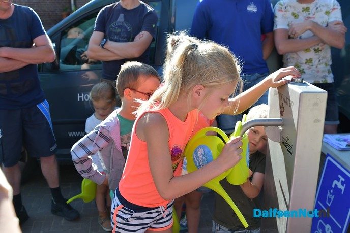 Kinderen vullen de gieter en geven het startsein voor de kermis in Hoonhorst - Foto: Johan Bokma