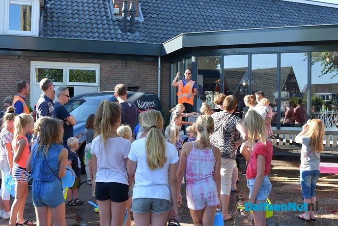 Kinderen vullen de gieter en geven het startsein voor de kermis in Hoonhorst - Foto: Johan Bokma