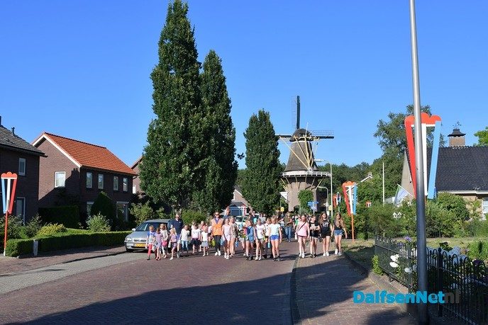 Kinderen vullen de gieter en geven het startsein voor de kermis in Hoonhorst - Foto: Johan Bokma
