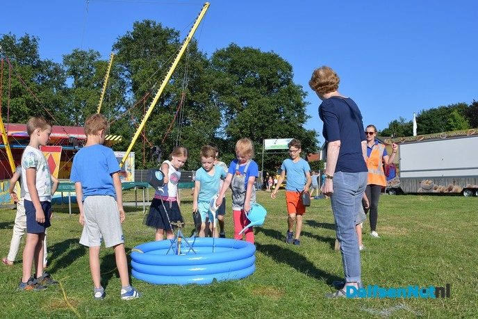 Kinderen vullen de gieter en geven het startsein voor de kermis in Hoonhorst - Foto: Johan Bokma
