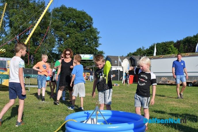Kinderen vullen de gieter en geven het startsein voor de kermis in Hoonhorst - Foto: Johan Bokma