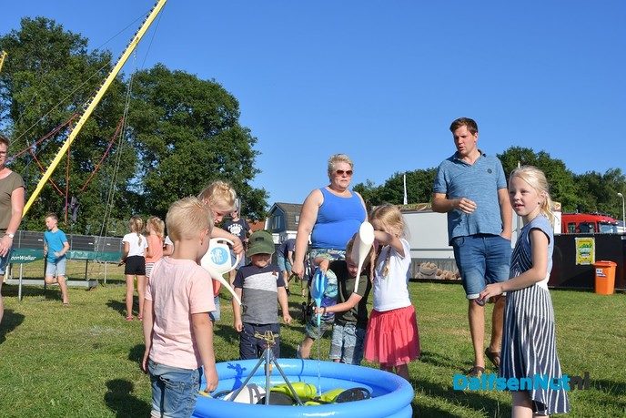 Kinderen vullen de gieter en geven het startsein voor de kermis in Hoonhorst - Foto: Johan Bokma