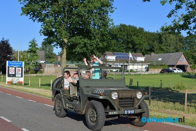 Kinderen vullen de gieter en geven het startsein voor de kermis in Hoonhorst - Foto: Johan Bokma
