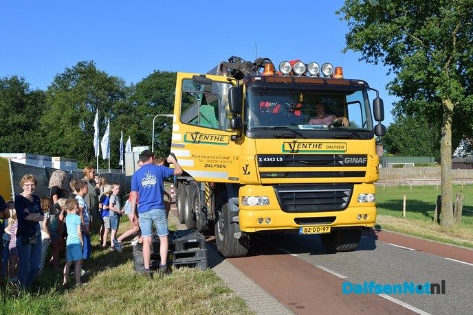 Kinderen vullen de gieter en geven het startsein voor de kermis in Hoonhorst - Foto: Johan Bokma