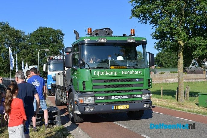 Kinderen vullen de gieter en geven het startsein voor de kermis in Hoonhorst - Foto: Johan Bokma