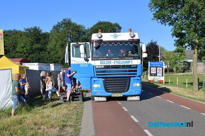 Kinderen vullen de gieter en geven het startsein voor de kermis in Hoonhorst - Foto: Johan Bokma