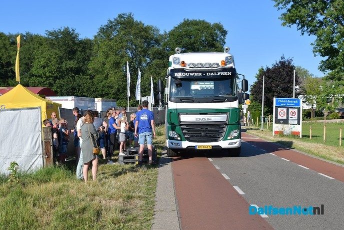 Kinderen vullen de gieter en geven het startsein voor de kermis in Hoonhorst - Foto: Johan Bokma