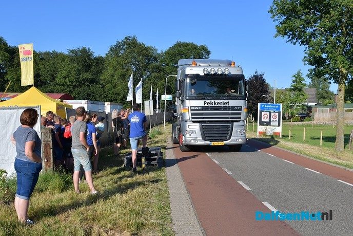 Kinderen vullen de gieter en geven het startsein voor de kermis in Hoonhorst - Foto: Johan Bokma