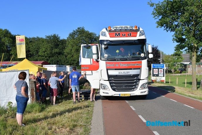 Kinderen vullen de gieter en geven het startsein voor de kermis in Hoonhorst - Foto: Johan Bokma