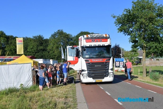 Kinderen vullen de gieter en geven het startsein voor de kermis in Hoonhorst - Foto: Johan Bokma