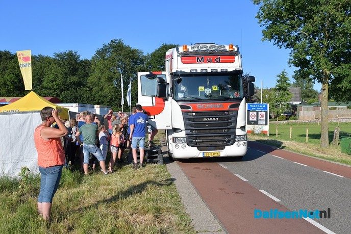 Kinderen vullen de gieter en geven het startsein voor de kermis in Hoonhorst - Foto: Johan Bokma