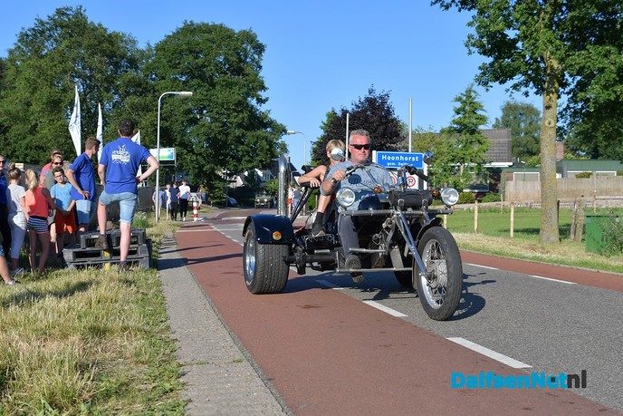 Kinderen vullen de gieter en geven het startsein voor de kermis in Hoonhorst - Foto: Johan Bokma