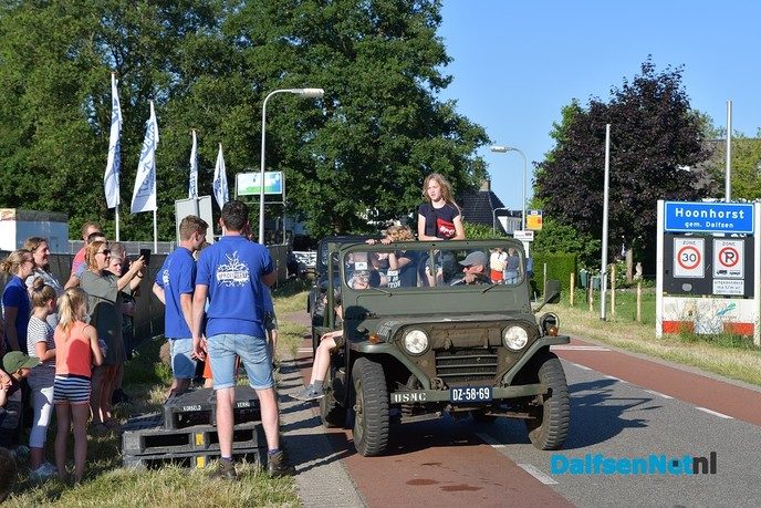 Kinderen vullen de gieter en geven het startsein voor de kermis in Hoonhorst - Foto: Johan Bokma