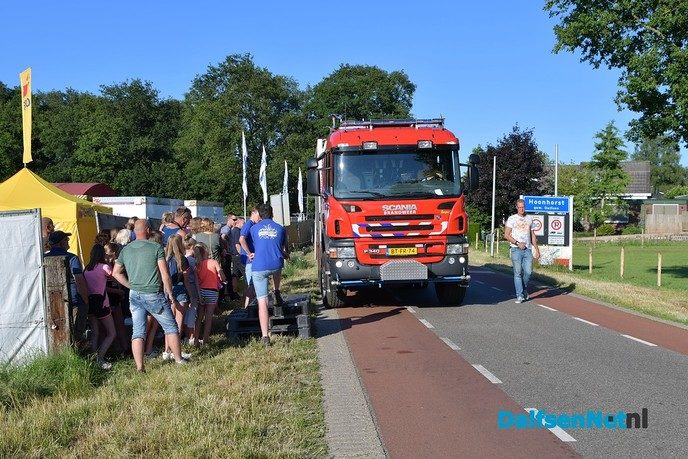 Kinderen vullen de gieter en geven het startsein voor de kermis in Hoonhorst - Foto: Johan Bokma