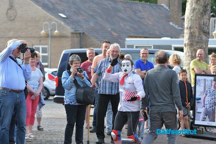 Veel publiek bij Kunsten op straat in Dalfsen - Foto: Johan Bokma