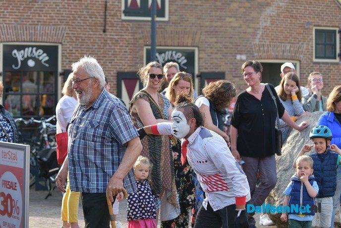 Veel publiek bij Kunsten op straat in Dalfsen - Foto: Johan Bokma