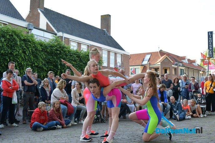 Veel publiek bij Kunsten op straat in Dalfsen - Foto: Johan Bokma