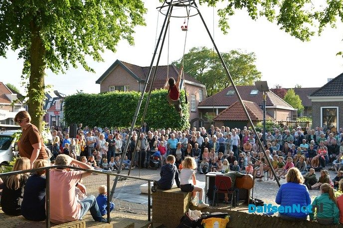 Veel publiek bij Kunsten op straat in Dalfsen - Foto: Johan Bokma