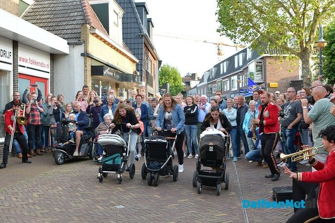 Veel publiek bij Kunsten op straat in Dalfsen - Foto: Johan Bokma