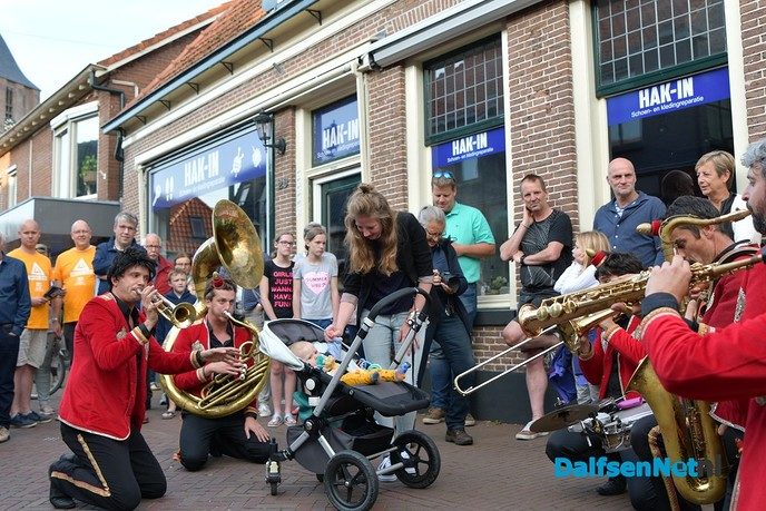 Veel publiek bij Kunsten op straat in Dalfsen - Foto: Johan Bokma