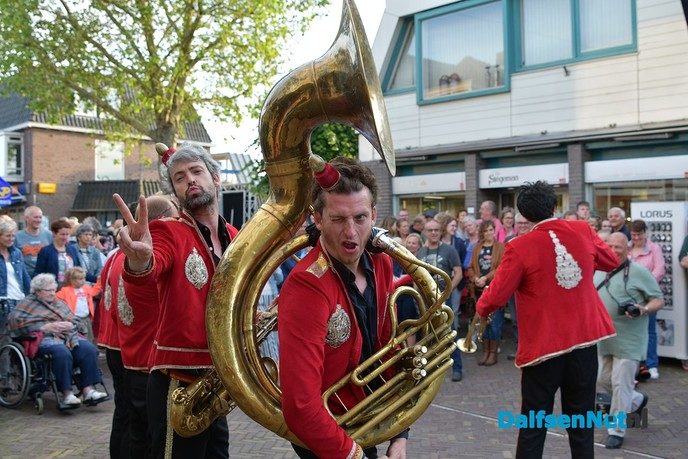Veel publiek bij Kunsten op straat in Dalfsen - Foto: Johan Bokma
