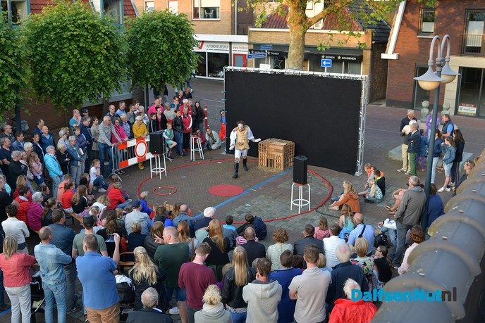 Veel publiek bij Kunsten op straat in Dalfsen - Foto: Johan Bokma