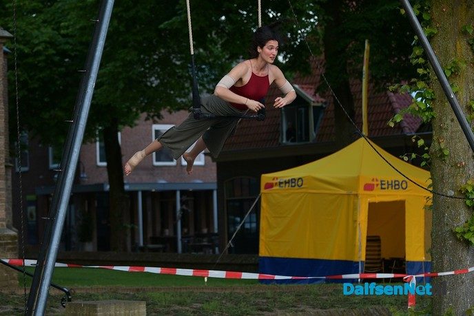 Veel publiek bij Kunsten op straat in Dalfsen - Foto: Johan Bokma