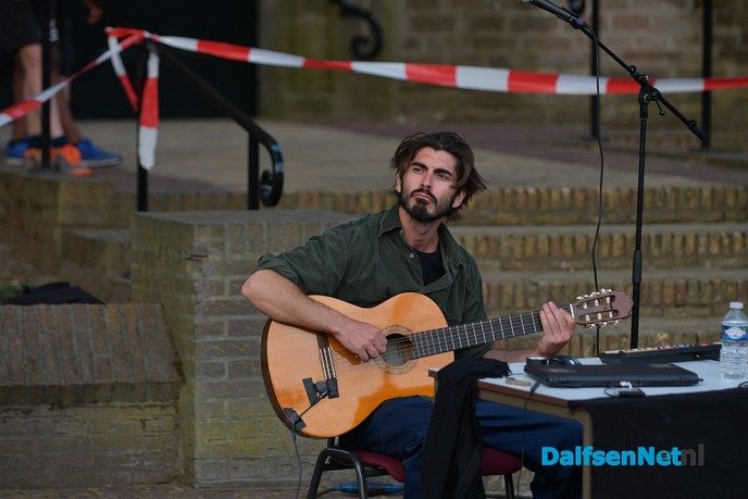 Veel publiek bij Kunsten op straat in Dalfsen - Foto: Johan Bokma