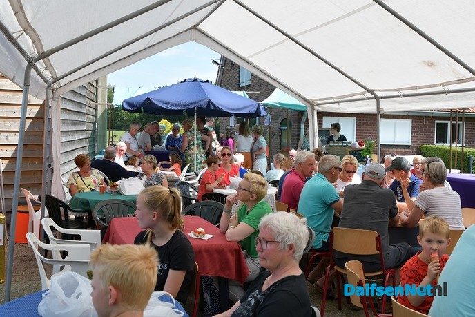 Zelf aardbeien plukken tijdens open dag Tuinderij van der Kolk - Foto: Johan Bokma