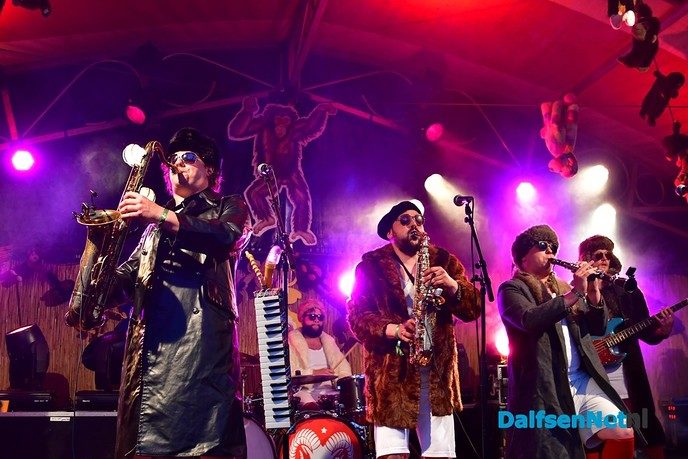 De eerste dag van het weekend ontpopt tot waanzinnig feest! - Foto: Johan Bokma