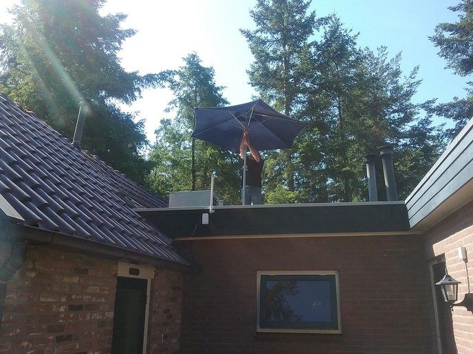 Landing parachutist op dak? - Foto: Eigen geleverde foto