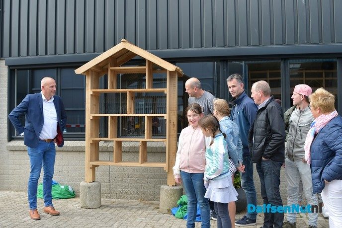 Groot insectenhotel voor de Westerhof, ‘De Groenste Straat van Overijssel’. - Foto: Johan Bokma