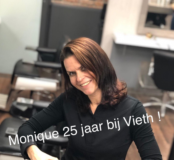 Salon manager Monique al 25 jaar bij Vieth hairdressers - Foto: Ank Pot
