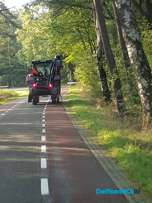 Trekker (Valtra) komt met werktuig tegen bomen aan - Foto: Ingezonden foto